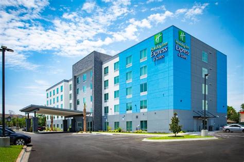 Holiday Inn Express & Suites Pensacola Airport North。